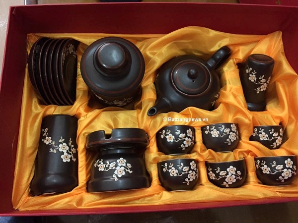 mẫu ấm chén bát tràng chữ nhật khắc hoa đào