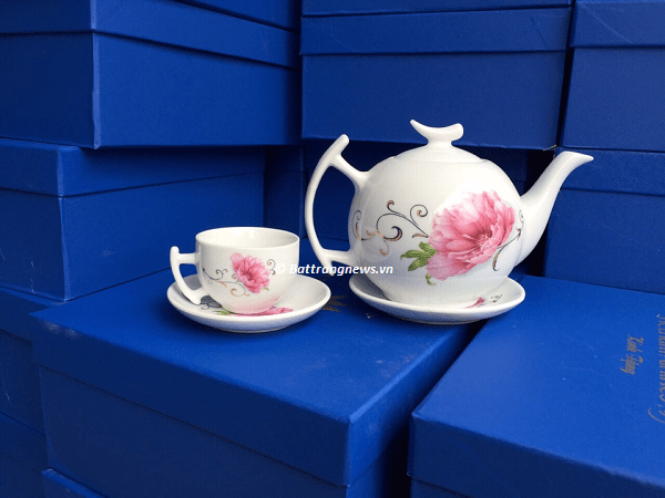 ấm chén làm quà tặng