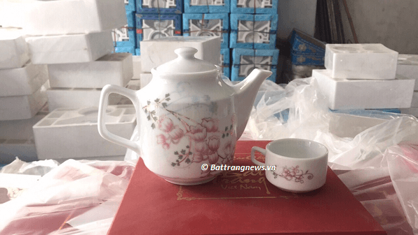 in chữ lên bộ ấm chén