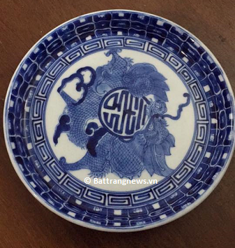 đĩa sứ men trắng vẽ họa tiết cổ