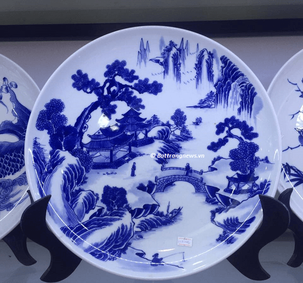 đĩa sứ trưng bày