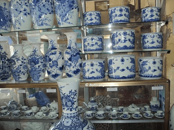Bát hương và lọ hoa thờ men lam