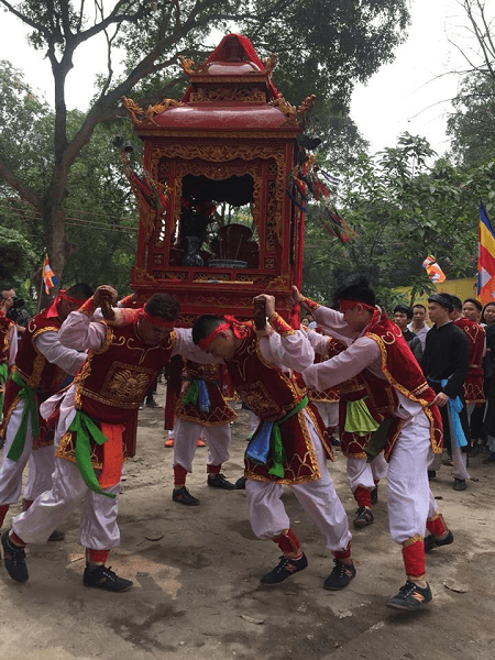 Kiệu thường xoay tr&ograve;n khi đo&agrave;n lễ rước kiệu di chuyển