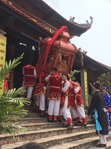 Kiệu được rước v&agrave;o đ&igrave;nh ch&ugrave;a l&agrave; một trong những điểm đến quan trọng của lễ hội sau khi rước nước xong