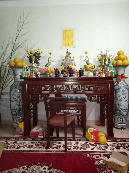 các đặt lọ lộc bình 2 bên bàn thờ