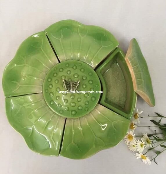 khay đựng mứt tết bằng gốm sứ b&aacute;t tr&agrave;ng 5 ngăn bằng m&acirc;y tre đan 