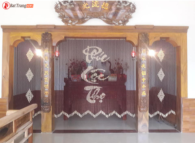 Bàn thờ xung với cửa 5