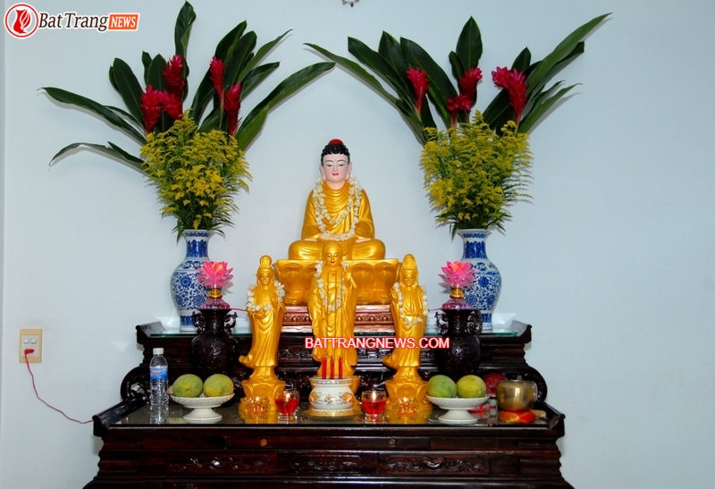 c&aacute;ch cắm hoa để tr&ecirc;n b&agrave;n thờ Phật 3