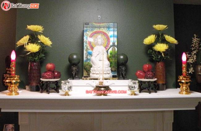 c&aacute;ch cắm hoa để tr&ecirc;n b&agrave;n thờ Phật 6