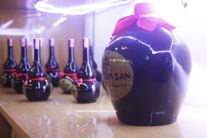 nậm rượu b&aacute;t tr&agrave;ng in logo l&agrave;m qu&agrave; tặng cho doanh nghiệp 