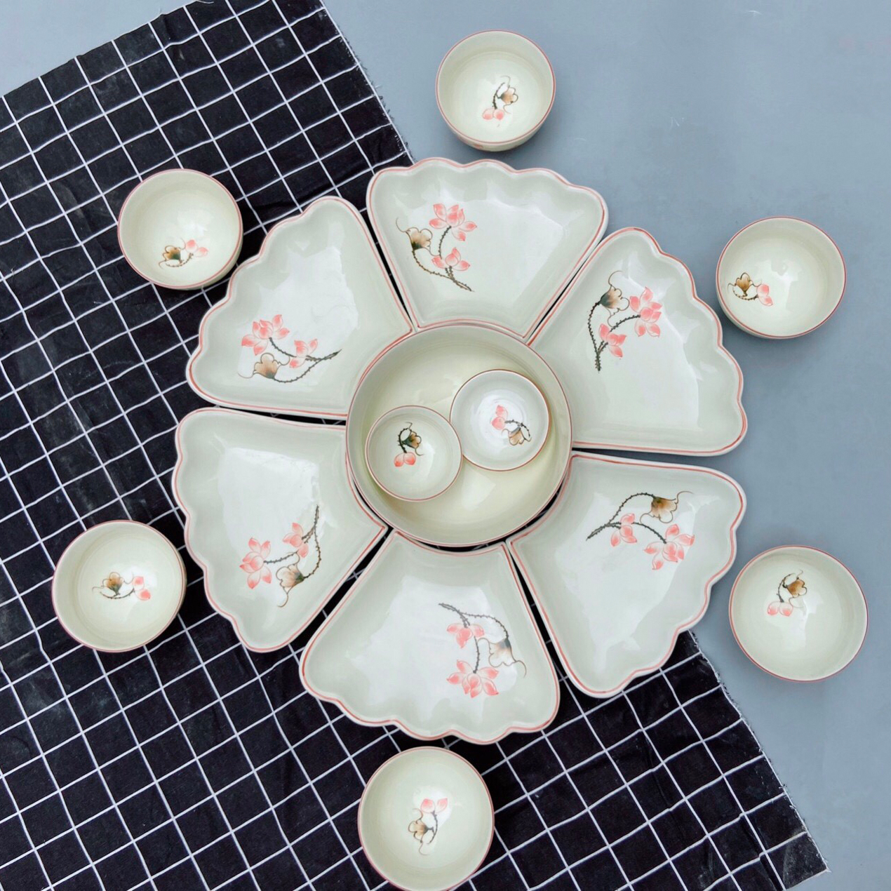 Bộ b&aacute;t đĩa B&aacute;t Tr&agrave;ng hoa mặt trời vẽ sen hồng 2