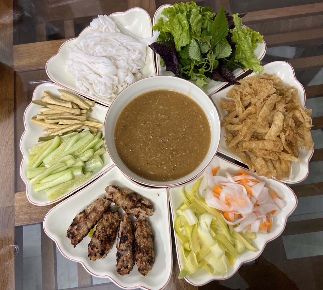 Bộ b&aacute;t đĩa B&aacute;t Tr&agrave;ng hoa mặt trời vẽ sen v&agrave;ng 3