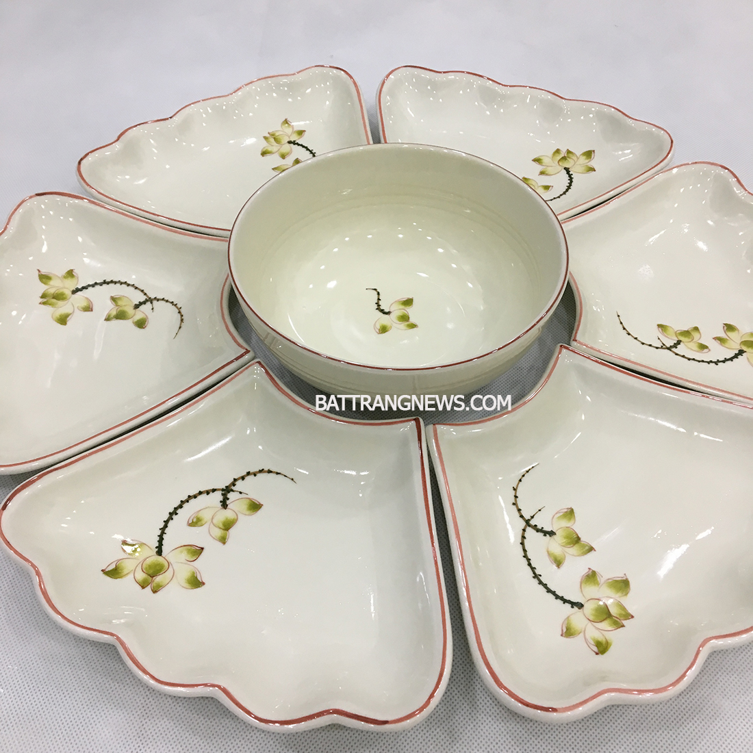 Bộ b&aacute;t đĩa B&aacute;t Tr&agrave;ng hoa mặt trời vẽ sen v&agrave;ng 2