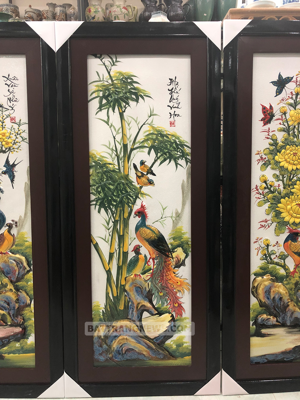 Tranh tứ qu&yacute; đắp nổi B&aacute;t Tr&agrave;ng men m&agrave;u T&ugrave;ng C&uacute;c Tr&uacute;c Mai 120x55cm