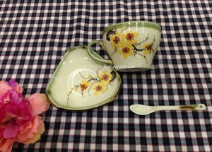 Bộ tách cafe dáng chóe vẽ hoa mai men xanh cổ Bộ tách cafe dáng chóe vẽ hoa mai men xanh cổ