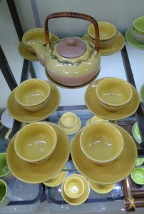 Bộ ấm chén men rạn nứt men vàng dáng minh long quai mây