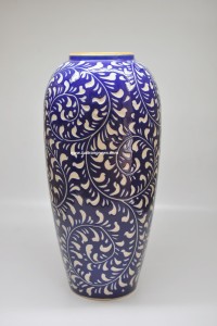 Lọ hoa sứ dáng chum thon khắc hoa dây nền xanh tím