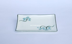 Đĩa sứ Bát Tràng men kem vẽ sen xanh dáng khay chữ nhật S2