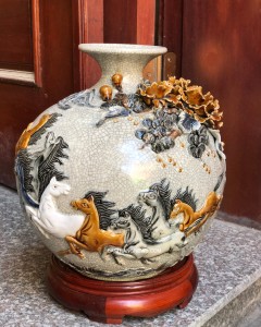 Bình hút tài lộc đắp nổi mã đáo thành công men rạn