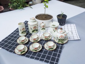 Bộ ấm chén men kem dáng quả đào vẽ hoa sen đỏ full phụ kiện