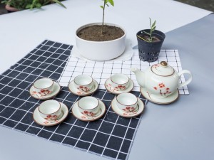 Bộ ấm chén men kem dáng quả hồng vẽ hoa sen đỏ