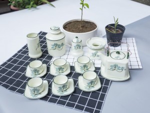 Bộ ấm chén men kem dáng thùng vẽ hoa sen xanh full phụ kiện