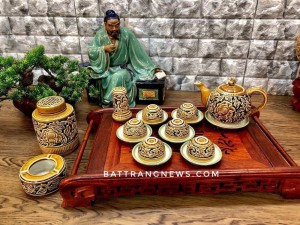 Bộ ấm chén Bát Tràng khắc nổi hoa phù dung vàng dáng quả đào đầy đủ phụ kiện