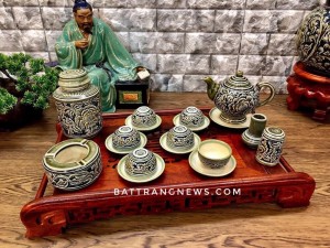 Bộ ấm chén Bát Tràng khắc nổi hoa phù dung xanh đế cao đầy đủ phụ kiện