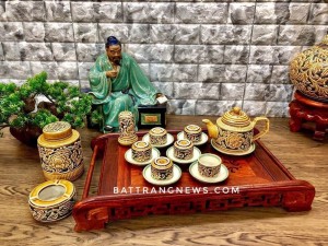 Bộ ấm chén Bát Tràng khắc nổi hoa phù dung vàng vai vuông đầy đủ phụ kiện