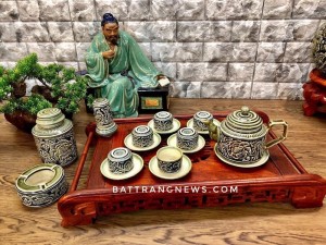 Bộ ấm chén Bát Tràng khắc nổi hoa phù dung xanh vai vuông đầy đủ phụ kiện