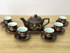 Bộ ấm trà Bát Tràng khắc hoa đào quai vuông