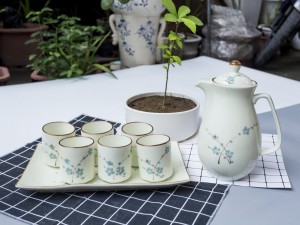 Bộ cốc và bình đựng nước men kem đào xanh kèm khay sứ