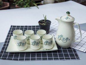 Bộ cốc và bình đựng nước men kem sen xanh kèm khay sứ