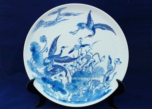 Đĩa cảnh trưng bày vẽ bách hạc dưới đầm sen men lam
