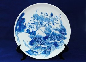 Đĩa cảnh trưng bày vẽ lý ngư vọng nguyệt men lam