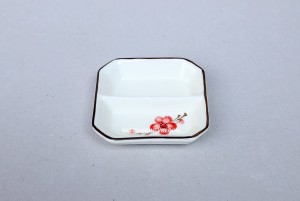 Đĩa muối chấm gia vị 2 ngăn men kem vẽ đào đỏ dáng vuông
