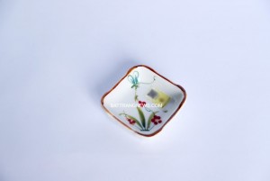 Đĩa muối chấm gia vị men kem vẽ hoa cỏ đỏ dáng vuông