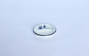 Đĩa muối đựng gia vị 2 ngăn men kem vẽ cọ xanh dáng tròn