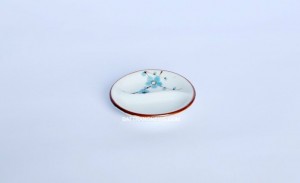 Đĩa muối đựng gia vị 2 ngăn men kem vẽ đào xanh dáng tròn