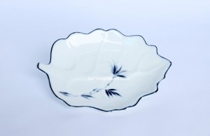 Đĩa sứ Bát Tràng men kem vẽ cọ xanh dáng khay lá sâu S3