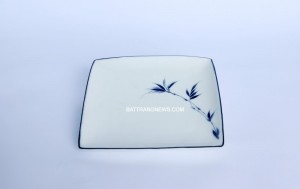 Đĩa sứ Bát Tràng men kem vẽ cọ xanh dáng khay vuông S2