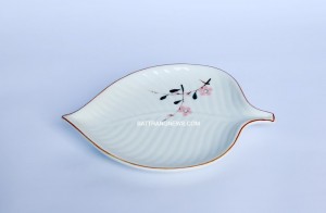 Đĩa sứ Bát Tràng men kem vẽ đào hồng dáng khay lá nông S2