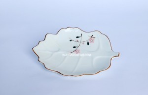 Đĩa sứ Bát Tràng men kem vẽ đào hồng dáng khay lá sâu S3