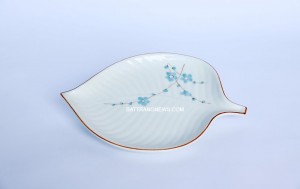 Đĩa sứ Bát Tràng men kem vẽ đào xanh dáng khay lá nông S2