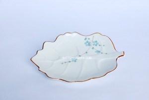 Đĩa sứ Bát Tràng men kem vẽ đào xanh dáng khay lá sâu S3