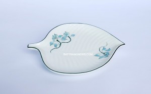 Đĩa sứ Bát Tràng men kem vẽ sen xanh dáng khay lá nông S2