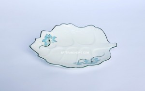 Đĩa sứ Bát Tràng men kem vẽ sen xanh dáng khay lá sâu S3
