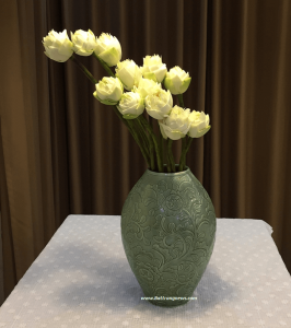 Lọ hoa khắc nổi hoa phù dung dáng bầu dục