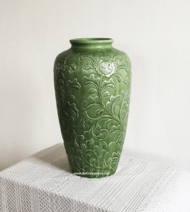 Lọ hoa khắc nổi hoa phù dung dáng chum thon miệng thắt loe