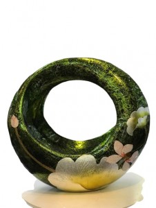 Lọ hoa sơn mài vẽ hoa sen bạc dáng quai xách nền xanh lá